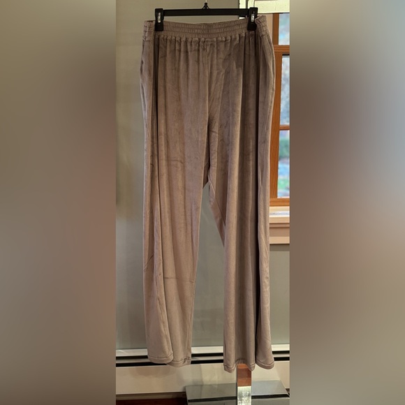 SKIMS Pants - SKIMS Velour Wide Leg Lounge Pant elastic waist Women’s SIze XL. EUC Smoke